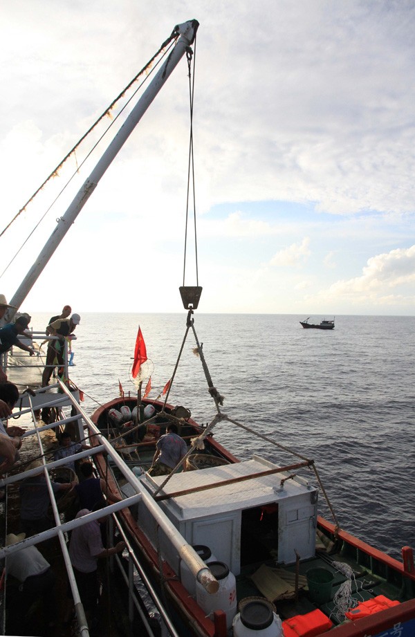 32 tàu cá Trung Quốc đã bắt đầu tiến hành thả neo và đánh bắt trái phép trong vùng biển phía cực Tây Nam quần đảo Trường Sa